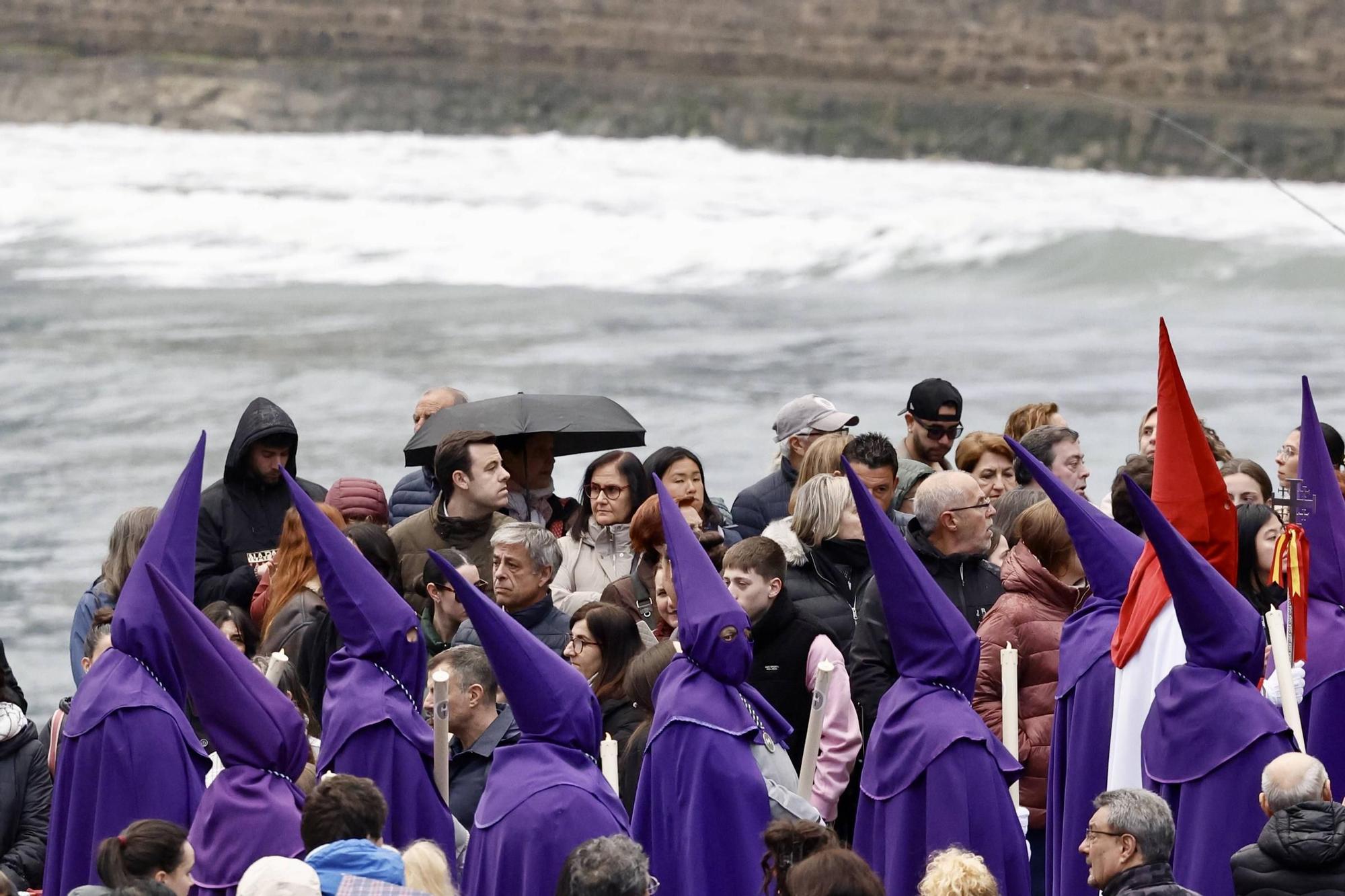 La lluvia frustra la procesión de las Lágrimas de San Pedro en Gijón
