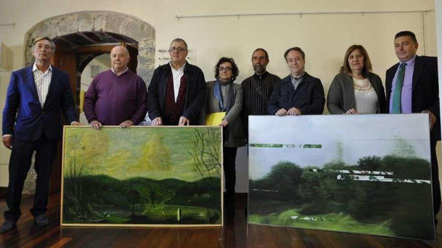 Por la izquierda, Francisco Crabiffosse, Gumersindo Cuervo, Simón Guardado, María Jesús Queipo, Vicente Pastor, Luis Feás, Cristina Álvarez y Belarmino Álvarez, con las obras premiadas: a la izquierda, la de Amez; a la derecha, la de Rollón.