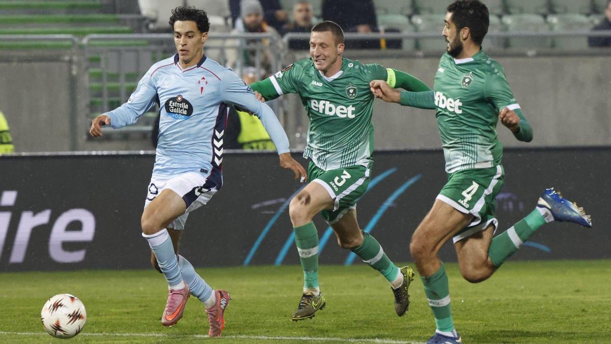 Jones galopa hacia la portería 
del Ludogorets perseguido por 
dos rivales. |  Alba Villar