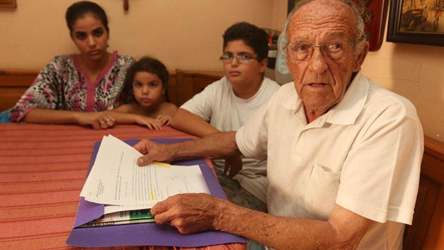 José N., esta semana en su casa, muestra la orden de desahucio junto a sus dos hijos pequeños y una hija de su pareja.