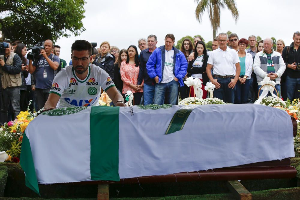 Dolor y emoción en el entierro de los jugadores del Chapecoense