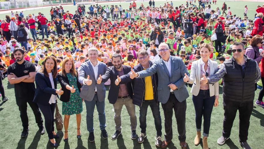 Cientos de niños junto a los representantes de la Fundación Trinidad Alfonso y otras autoridades en el acto celebrado en Oliva