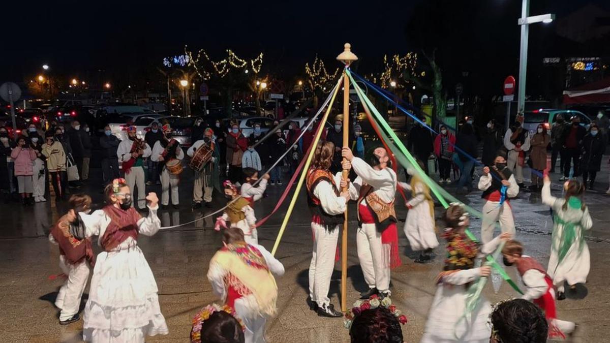 Una de las danzas con cintas.   | // SANTOS ÁLVAREZ