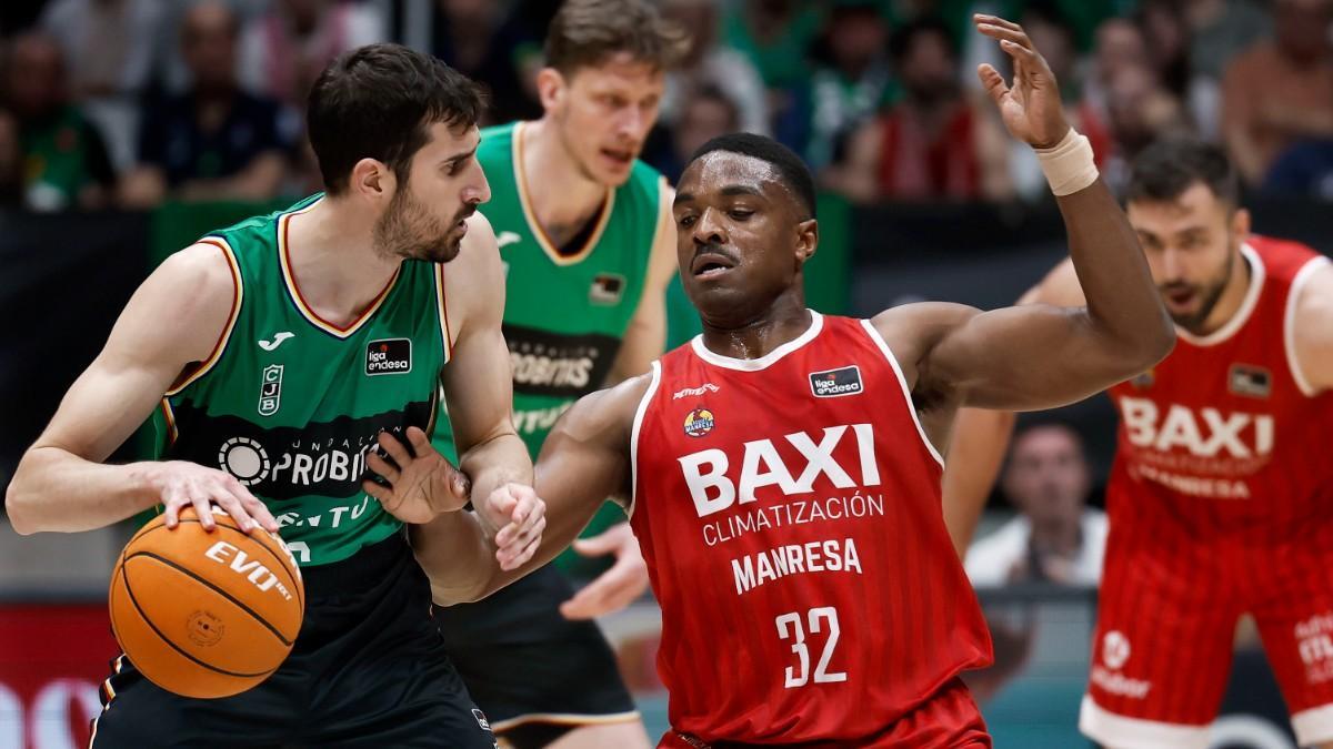 Vives (Joventut) intenta avanzar ante la oposición de Obasohan (Baxi Manresa)