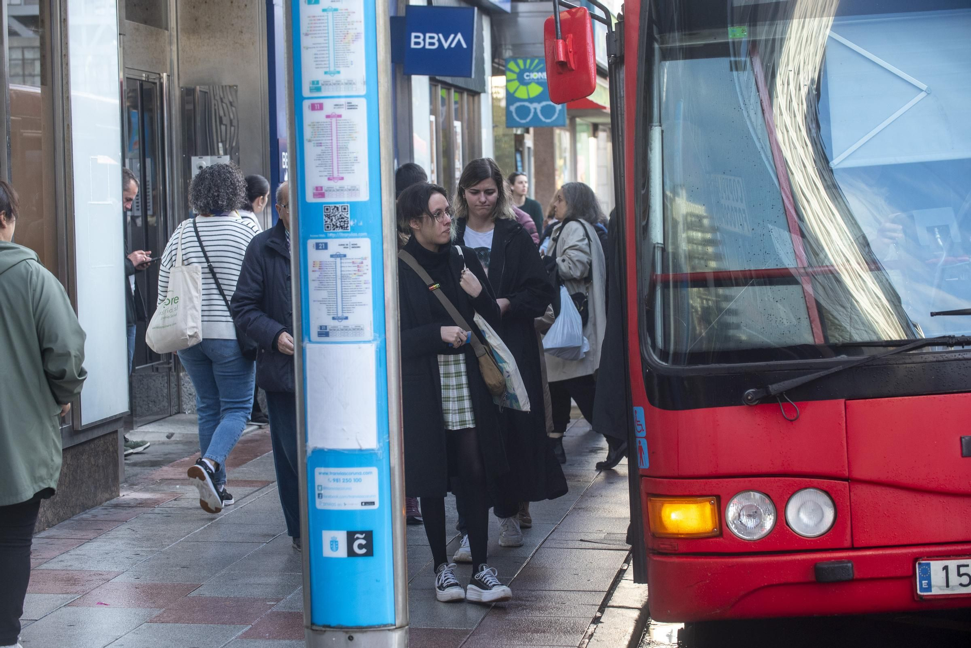 Huelga de transportes en A Coruña: retrasos y colas en las paradas