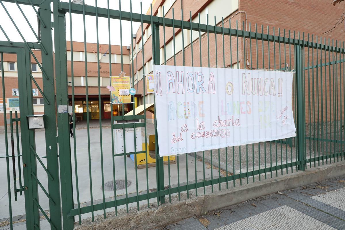 Pancarta a la entrada del CEIP Hispanidad.