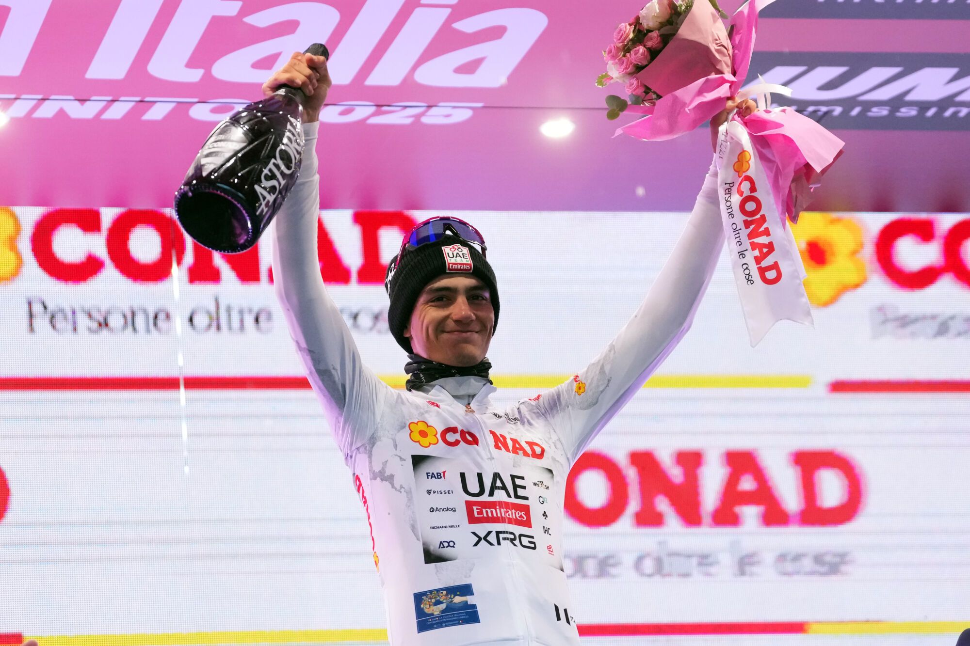 20 May 2025, Italy, Pisa: Mexican cyclist Isaac Del Toro Romero from UAE Team Emirates celebrates with the white jersey on the podium of the 10th stage of the 108th Giro d'Italia cycling race of 28.6kms from Lucca to Pisa. Photo: Gian Mattia D'alberto/LaPresse via ZUMA Press/dpa Gian Mattia D'alberto/LaPresse v / DPA 20/05/2025 ONLY FOR USE IN SPAIN. Gian Mattia D'alberto/LaPresse v / DPA;cycling;sports;2025 Giro d'Italia - Stage 10;