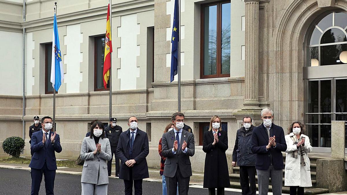 Minuto de silencio del Gobierno gallego, ayer, en Santiago.   | // XOÁN ÁLVAREZ