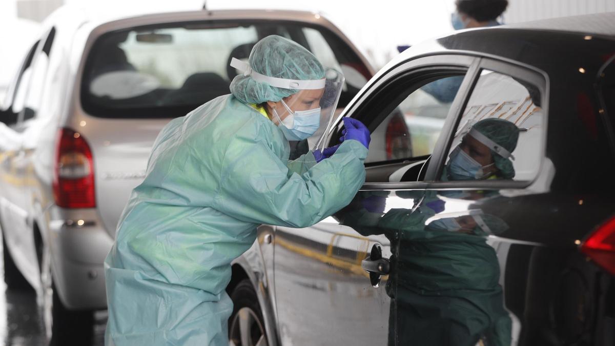 Pruebas PCR en el Covid-Auto del hospital Meixoeiro