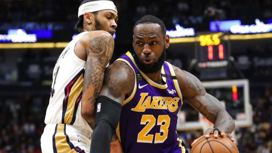 James logra triple-doble en la victoria para los Lakers