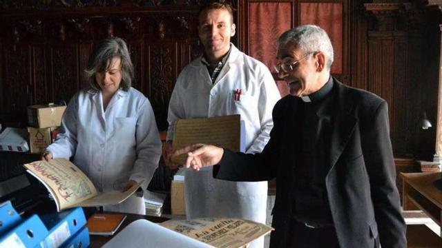 El director del Archivo Histórico Diocesano, Avelino Bouzón (1º dcha) con personal técnico.