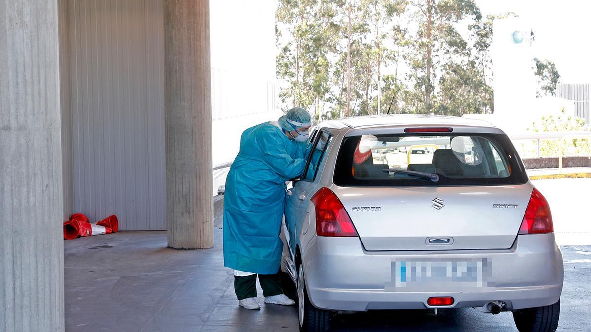 Personal sanitario realiza una prueba PCR en el conocido como Covid-Auto de Vigo