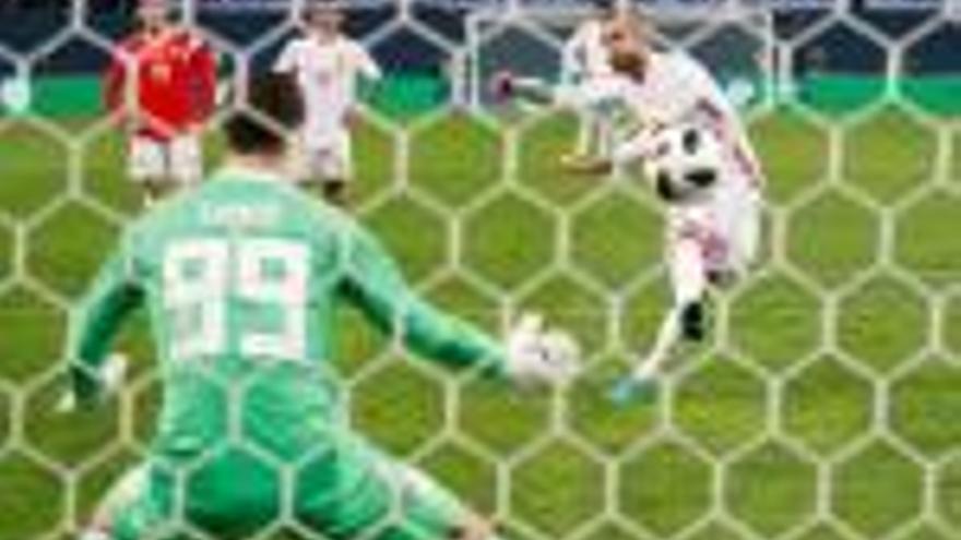 Sergio Ramos marcant un dels dos gols de penal que va aconseguir ahir a Rússia.