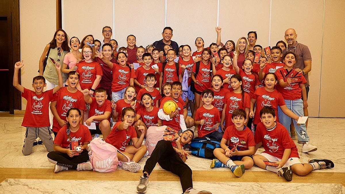 Las internacionales de España con los alumnos del Colegio Gloria Fuertes de Córdoba.