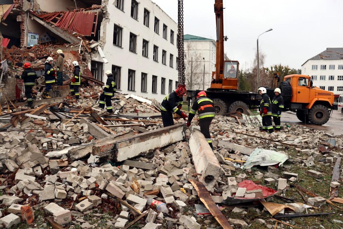 Equipos de emergencia trabajan para encontrar víctimas en un edificio destruido por los bombardeos en Txernihiv.