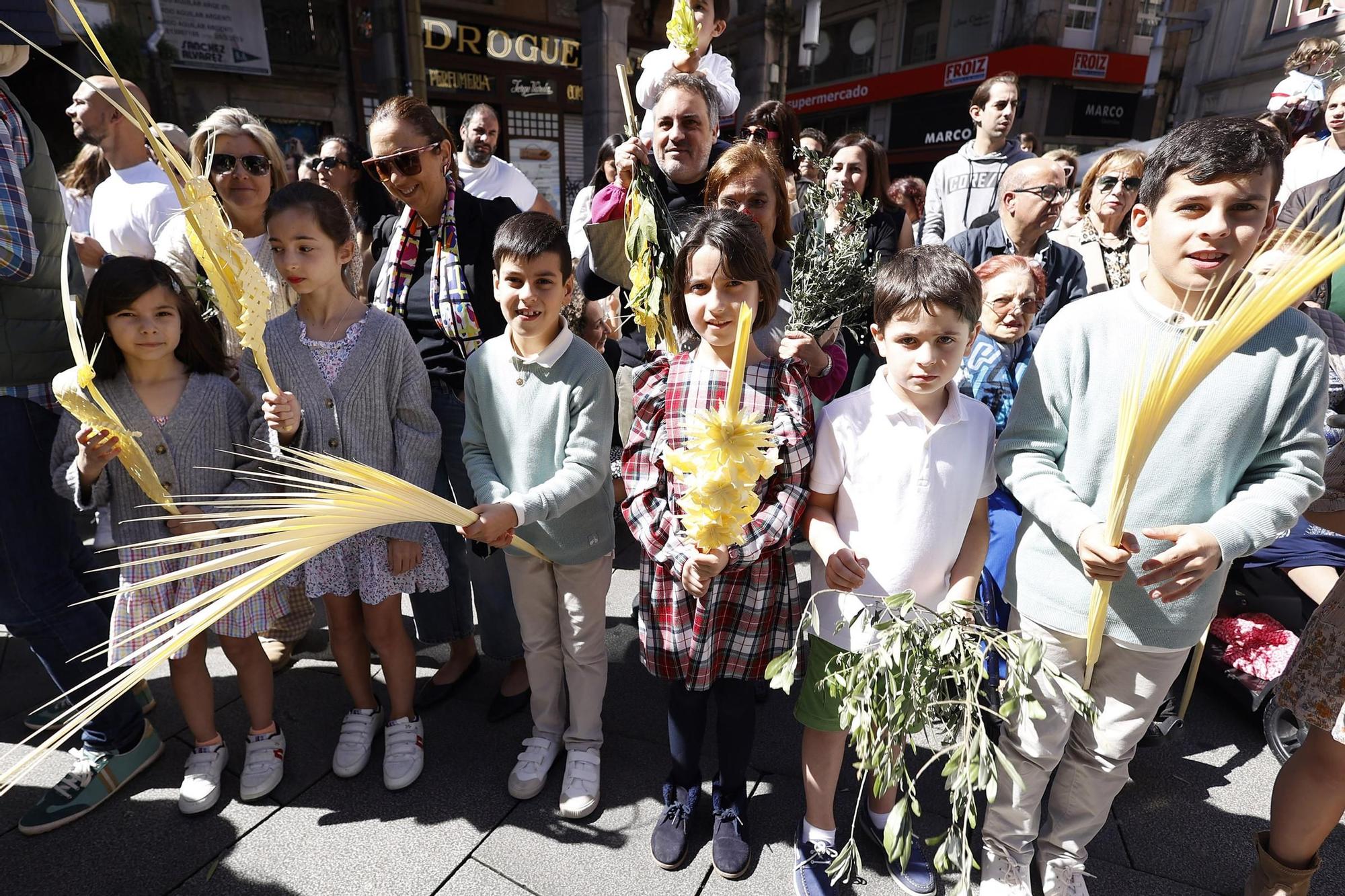 Cientos de fieles acuden a la procesión de la 'Burrita'