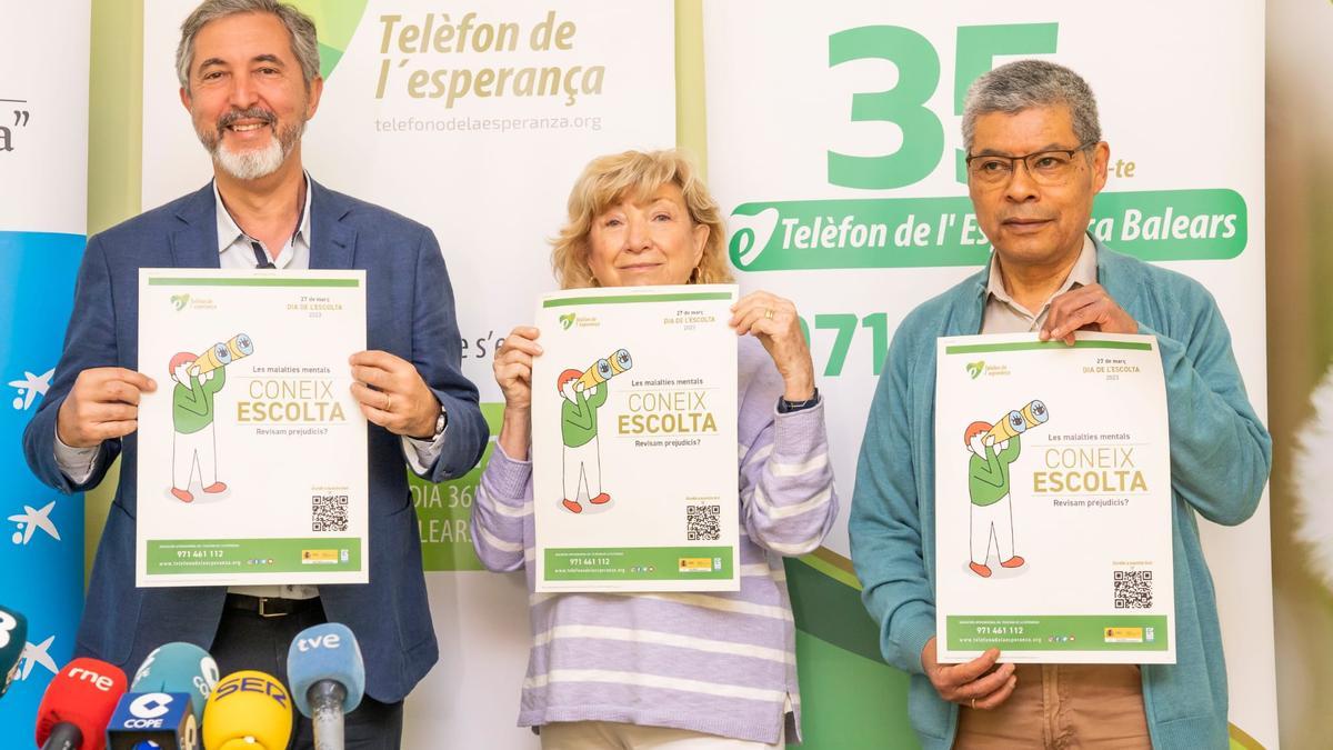 Diego Riera, de Acción Social CaixaBank, Maria Nadal y Lino Salas durante la presentación del informe de 2022 del Teléfono de la Esperanza en Baleares.