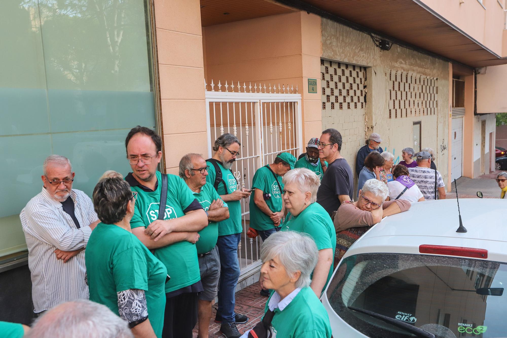 La PAH frena en Torrevieja un desahucio de una familia vulnerable con dos menores