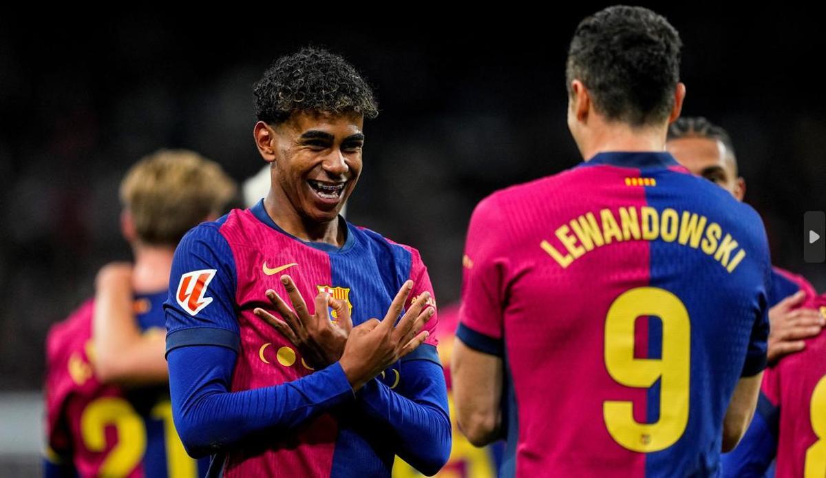 Lamine Yamal celebra su gol en el clásico contra el Madrid junto a Lewandowski.
