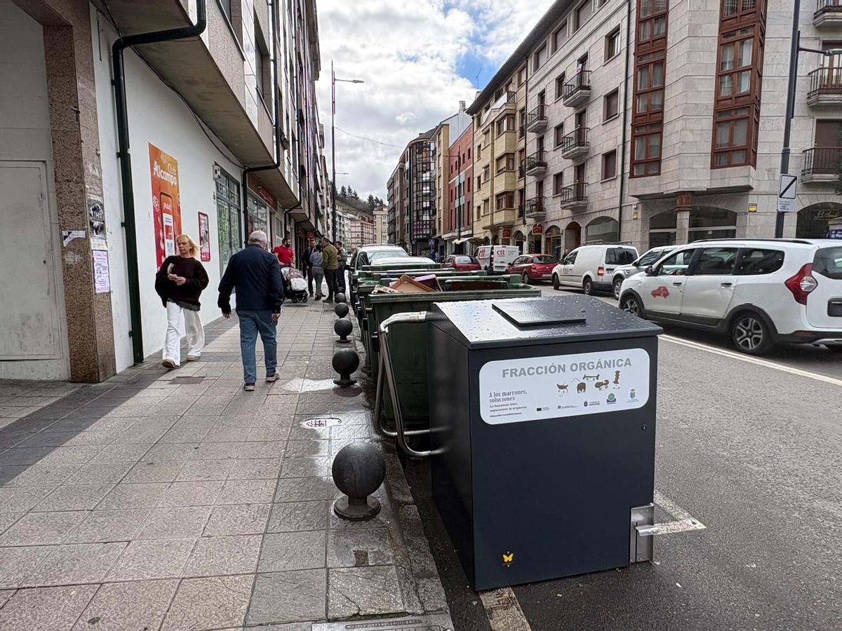 Nuevo contenedor de residuos organicos junto a los tradicionales que están a punto de ser retirados en la calle Uría.
