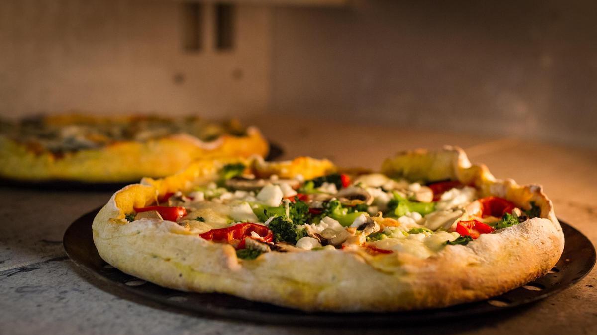 Una pizza cuinant-se al forn.