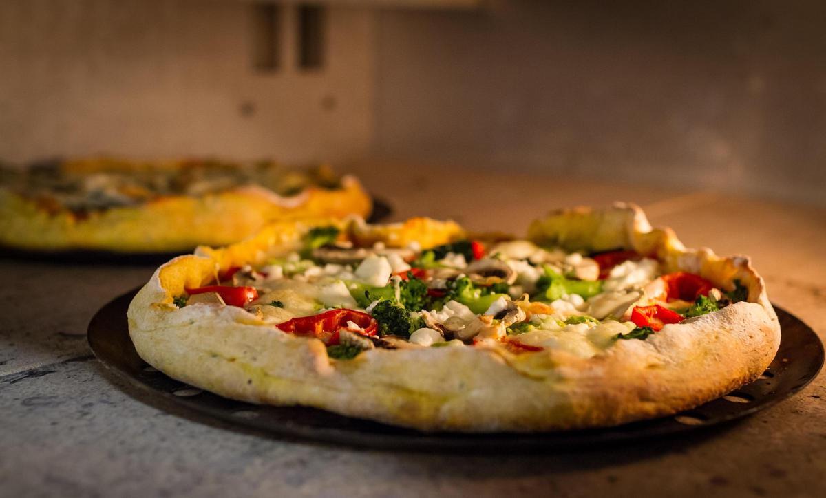Una pizza cuinant-se al forn.