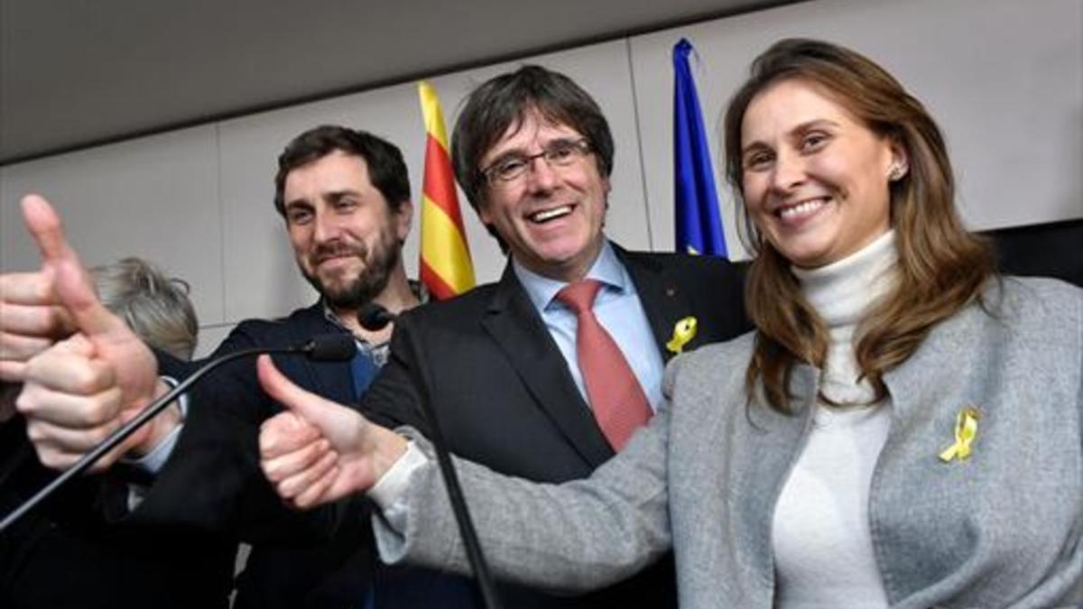 Puigdemont, flanqueado por Toni Comín y Meritxell Serret, celebra el éxito en Bruselas.