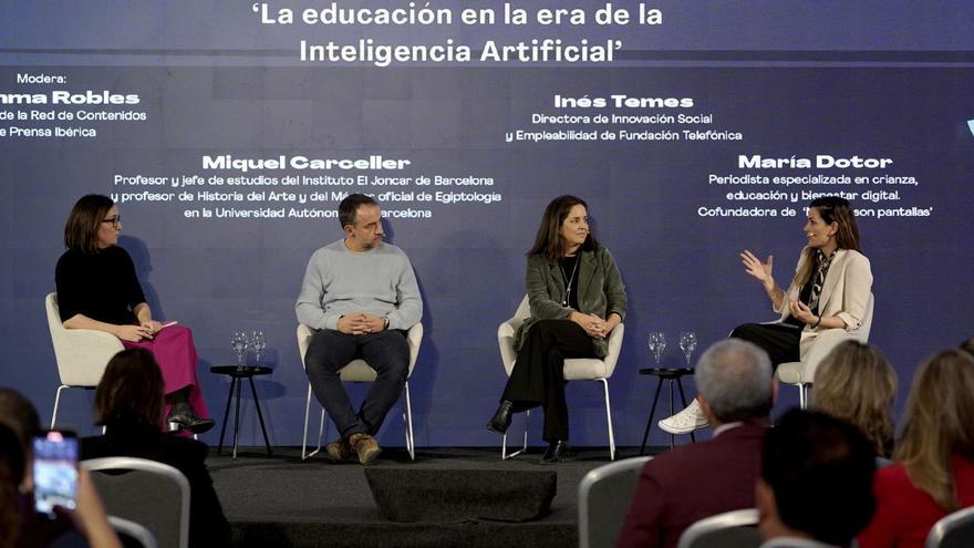 Gemma Robles, directora de la Xarxa de Continguts de Prensa Ibérica, Miquel Carceller, professor i cap d’estudis de l’institut El Joncar de Barcelona,  Inés Temes, directora d’Innovació Social i Ocupabilitat de la Fundació Telefónica, i María Dotor, periodista especialitzada en criança, educació i benestar digital, ahir al fòrum Espanya 360.  | JOSÉ LUIS ROCA