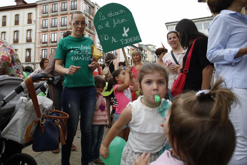 Concentración contra los recortes en las escualas infantiles de Asturias