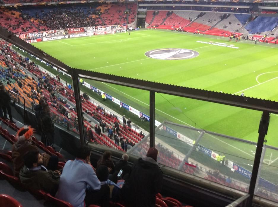 Ambiente celeste en el Amsterdam Arena