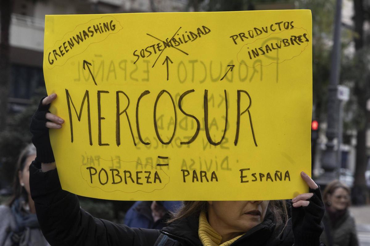 Tractorada por València para protestar por el acuerdo de comercio con Mercosur, el pasado lunes.