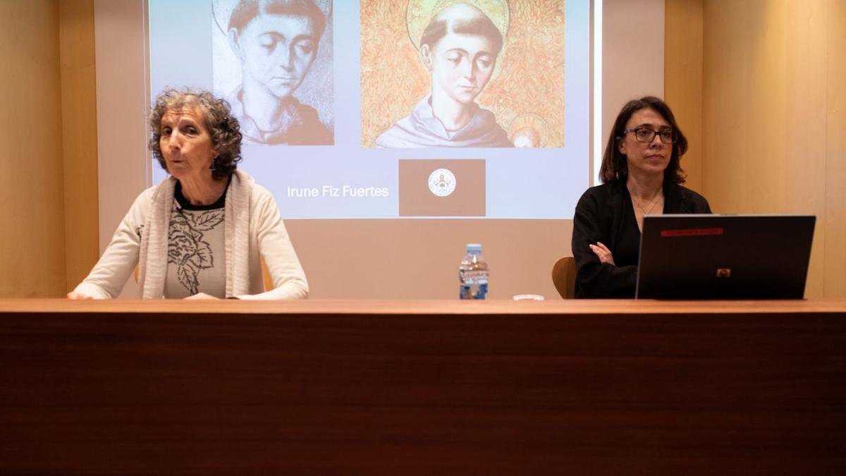 Rosario García (izquierda), con la ponente, Irune Fiz, en el Museo de Zamora. | Ana Burrieza