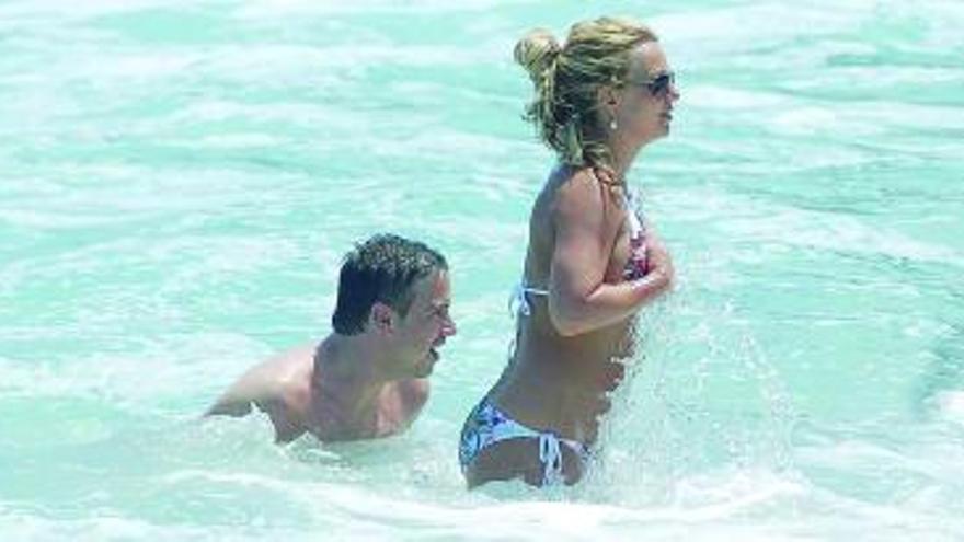 de vacaciones. Britney Spears descansa en Costa Rica con un grupo de amigos.