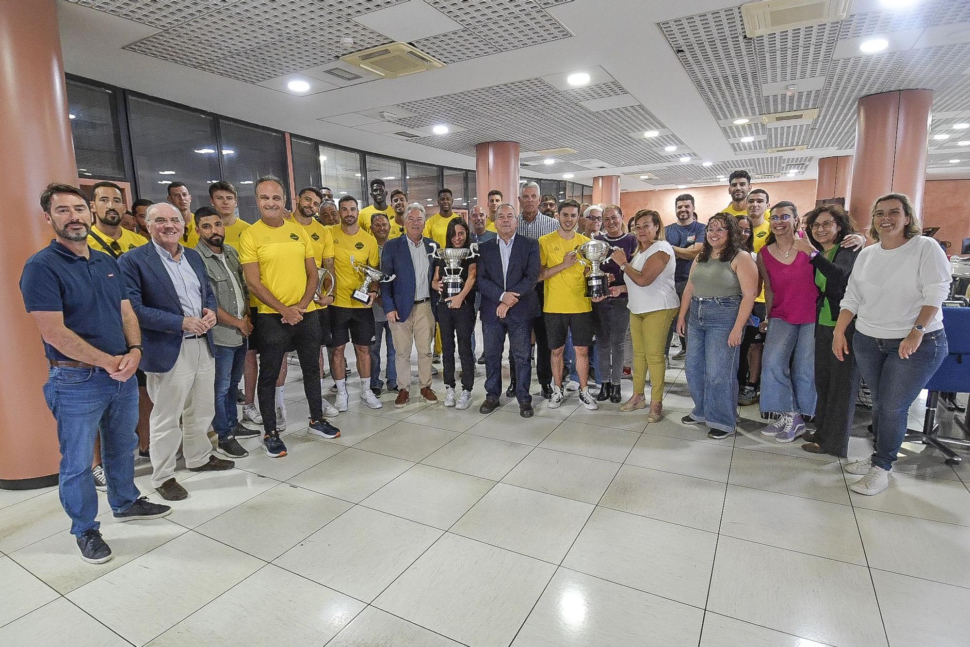 El Guaguas de voleibol visita la redacción de LA PROVINCIA con sus cuatro copas: Liga, Copa del Rey, Supercopa y Copa Ibérica. Póquer de títulos.
