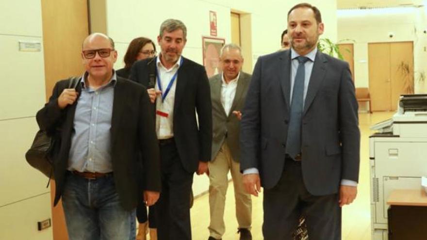 Reunión de dirigentes de CC con José Luis Ábalos en el Congreso