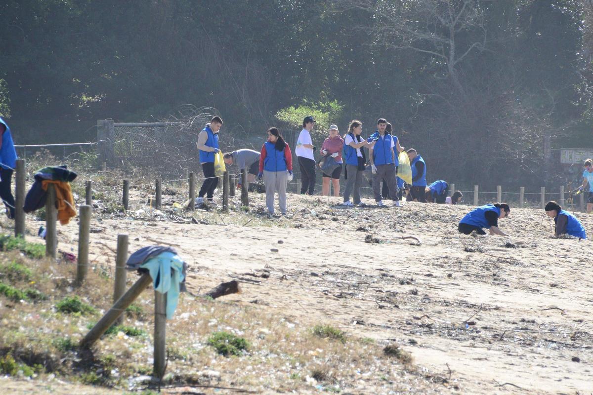 La limpieza de la playa de Area de Bon, en Bueu, en imágenes (I)