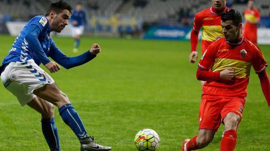 Diegui Johannesson golpea el balón ante la oposición de Álex Martínez en el Oviedo-Elche disputado la pasada temporada en el Carlos Tartiere.