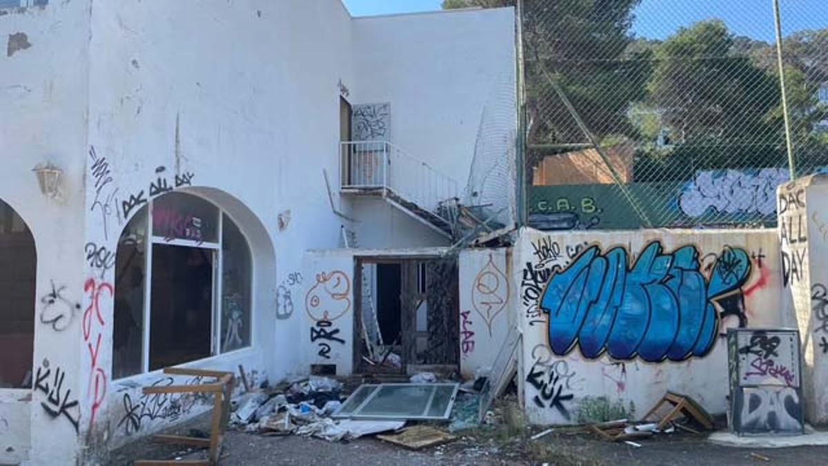 Los vecinos de Allà Dins denuncian la peligrosidad del hotel abandonado