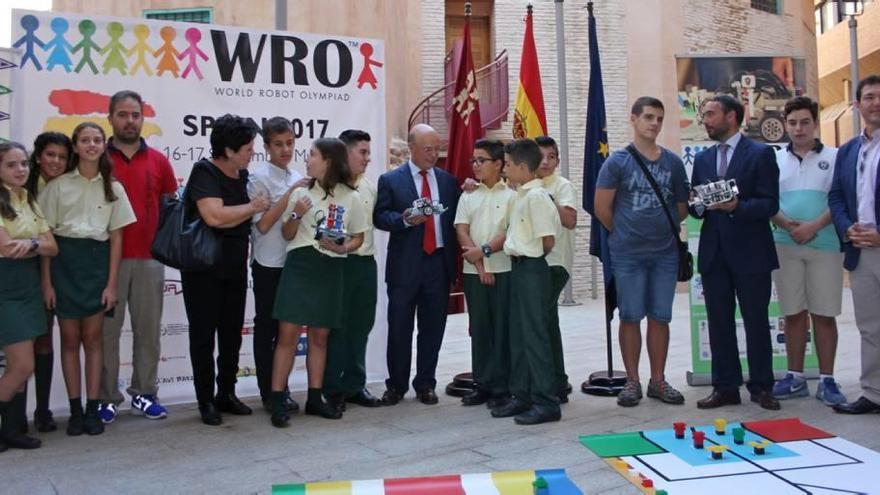 Presentación, ayer, de la competición que se celebrará en Murcia con algunos de los participantes y el consejero de Hacienda.