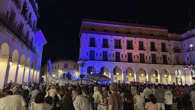 Ambiente en la plaza durante el espectáculo inspirado en ‘Moby Dick’. | AYUNTAMIENTO DE HUESCA