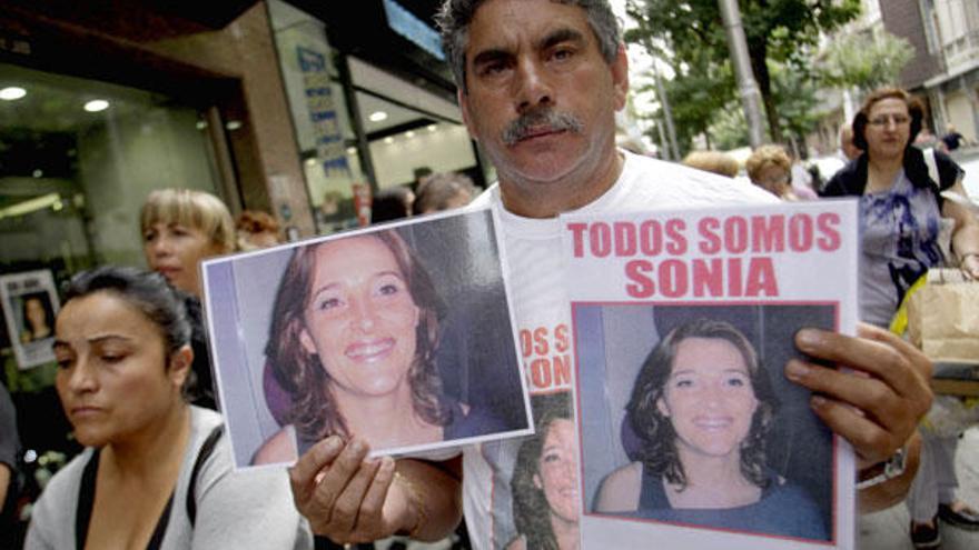 Una manifestación delante de la puerta de la tienda donde trabajaba Sonia Iglesias fué el testimonio de los familiares, amigos y compañeros de la joven desaparecida hace un año cuando se dirigía al trabajo en una céntrica calle de Pontevedra .