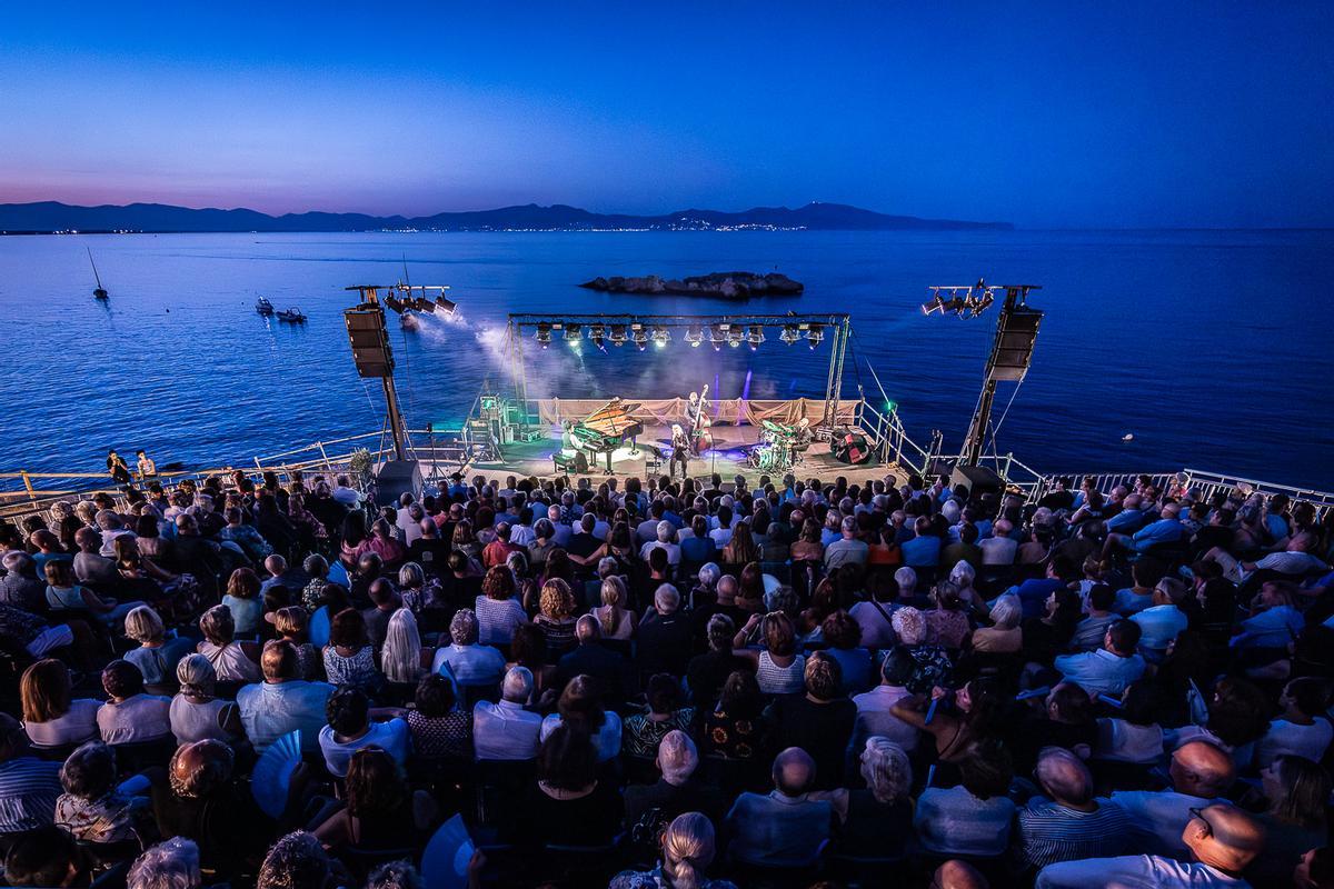Uno de los escenarios del festival Portalblau en la cala Mar d'en Manassa.