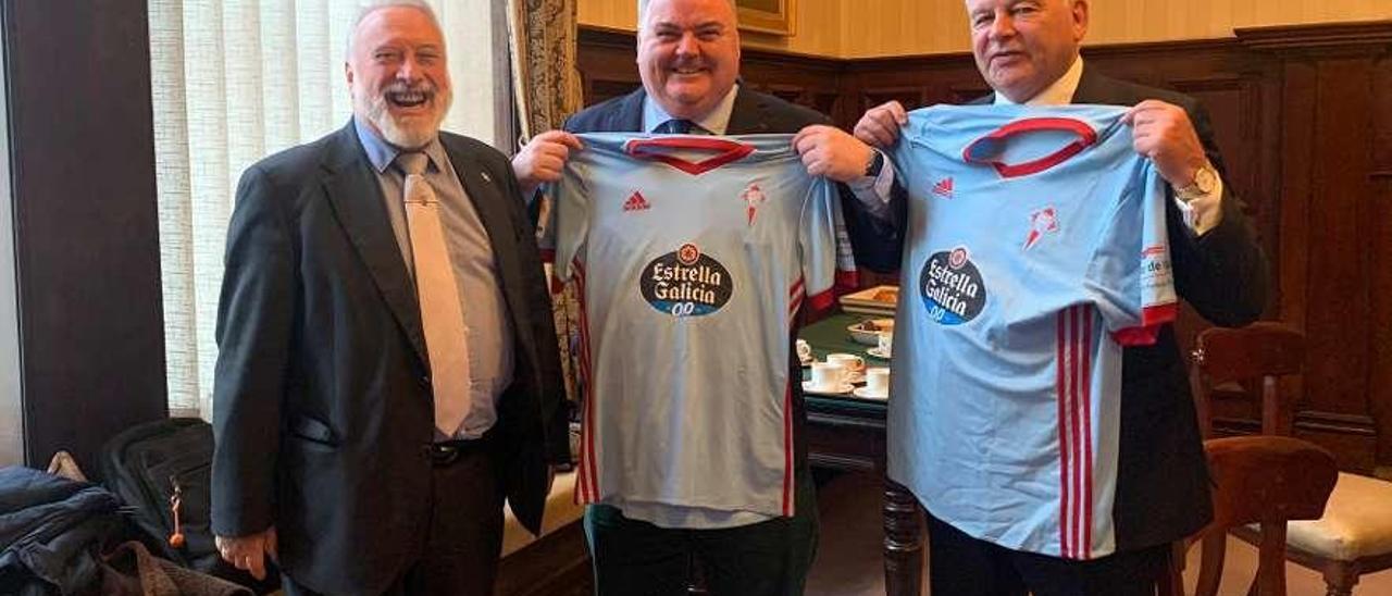 Veiga junto al presidente del puerto de Cork, John Mullins (izq.) y su director, Brendan Keating, que posan ayer con las camisetas del Celta, obsequio institucional de la Autoridad Portuaria de Vigo. // FdV