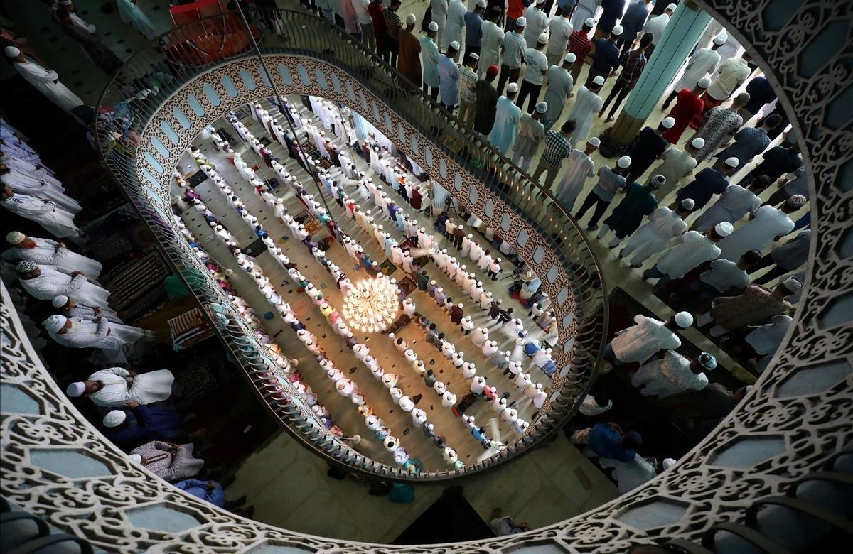 Musulmanes rezan en la mezquita nacional Baitul Mukarram durante el último viernes del sagrado mes de ayuno del Ramadán en Dhaka, Bangladesh.