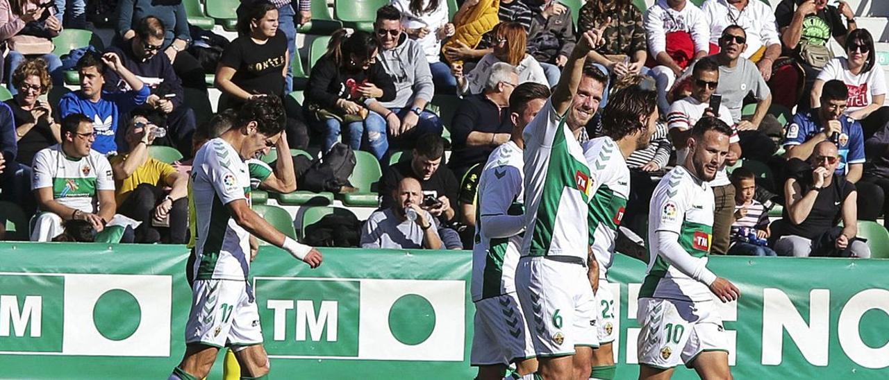 Manuel Sánchez celebra un gol en el último partido del Elche con público en el Martínez Valero, el 1 de marzo de 2020