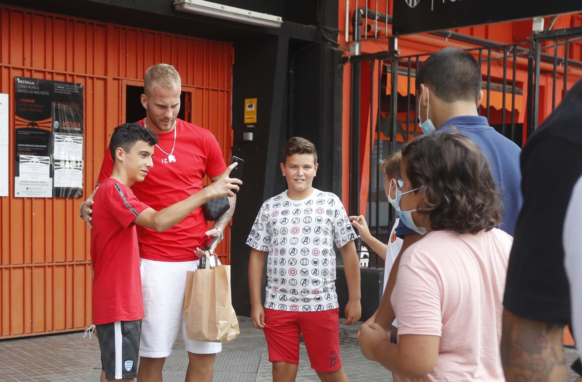 La afición valencianista se vuelca con el equipo a la salida de Mestalla