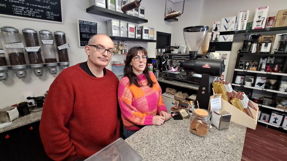 Minerva Losa y Jesús González, “Milagritos Monchi”, en Ca Silveiro, uno de los escenarios del corto.