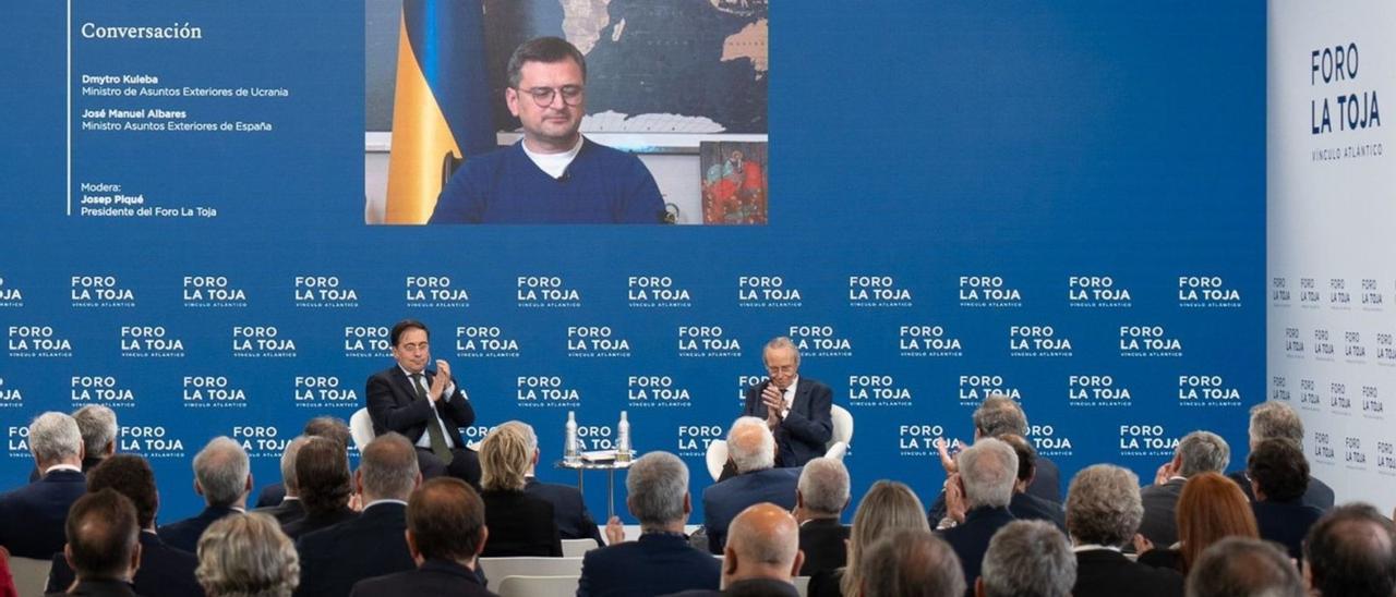 Conversación entre el Ministro Asuntos Exteriores, José Manuel Albares (izq.) y su homólogo en Ucrania, Dmytro Kuleba, que intervino por videoconferencia, moderado por el presidente del Foro La Toja, Josep Piqué (dcha.).  |  //  FRANCISCO MEJÍA/ FORO LA TOJA