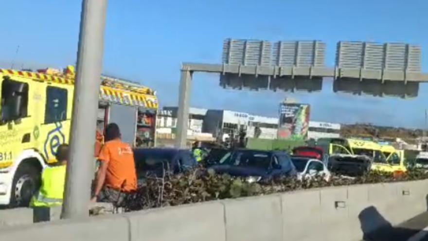 Un accidente múltiple en la autopista a la altura de Telde colapsa la vía y las carreteras interiores.