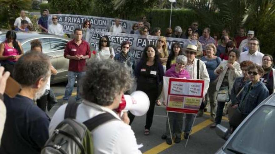 Un momento de la concentración celebrada ayer a las puertas del Colegio de Médicos.